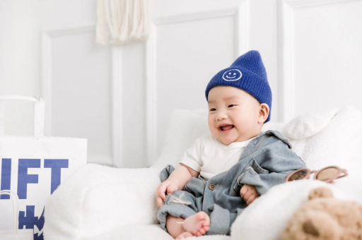 五家渠宝宝吃奶蹬腿烦躁扭动